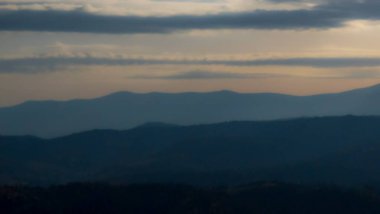 Dağın üstünde güzel bir gün batımı