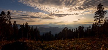 Dağlarda güzel bir gün batımı