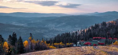 Ağaçlar ve dağlarla dolu sonbahar manzarası