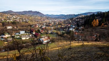Akşamları dağlarda bir köyün tepesinden manzara.