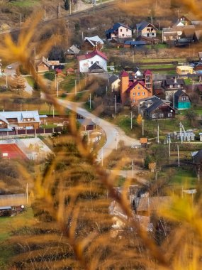 Sonbaharda küçük bir köy manzarası