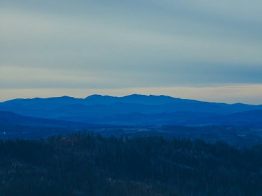 Dağlardaki tepelerin güzel bir görüntüsü.