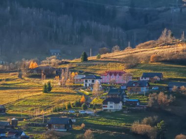 Renkli evlerle dolu sonbahar manzarası
