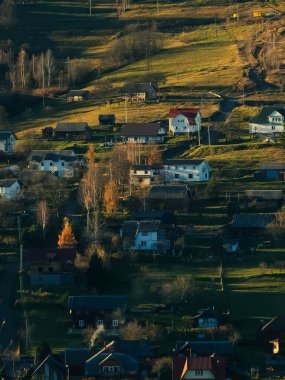 Dağlardaki köyün güzel manzarası