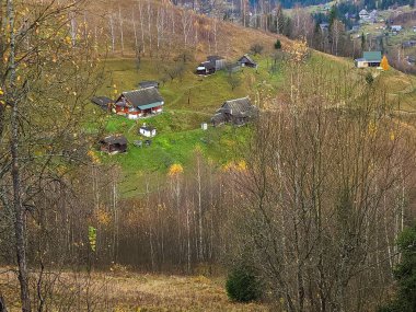 Sonbaharda dağlarda ahşap bir ev manzarası