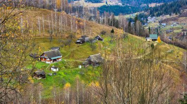Sonbahar mevsiminde Karpatlar Köyü