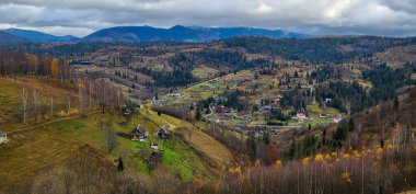 Dağlardaki köyün havadan görünüşü, Karpat Dağları.