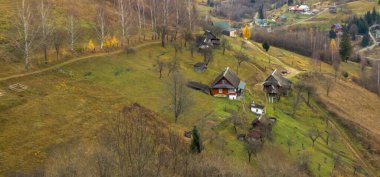 Dağlardaki sonbahar köyü.