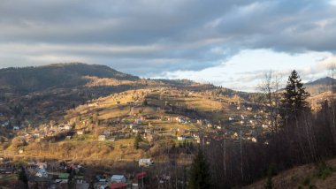 Akşamları dağı olan bir köy.