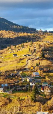 Arkasında bir dağ olan güzel bir manzara.