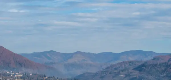 Sabahları dağların tepesinden manzara