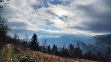Dağlarda dağları olan güzel bir manzara.
