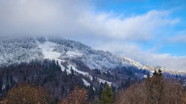 Bulutlu bir günde güzel bir kış dağı manzarası