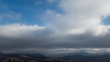 Kar ve dağlarla kaplı kış manzarası