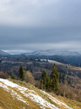 Uzakta bir tepe ile kış dağı manzarası
