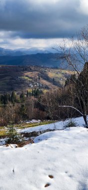 İtalya Alplerinde kış bulutlu bir günde