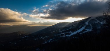 Dağın üzerinden gün batımı