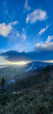 Arkasında bir dağ olan güzel bir manzara.