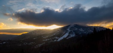 Ukrayna Karpatlarının dağlarında güzel bir gün doğumu.