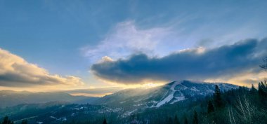 Bulutlu gökyüzü arka plan şaşırtıcı doğa manzaralı