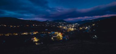 Dağların gece manzarası