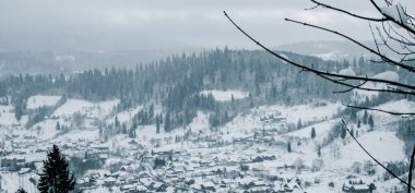 Alplerdeki karlı kış manzarası