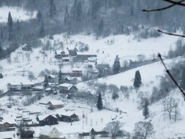 Dağlarda karla kaplı ağaçlarla kaplı kış manzarası