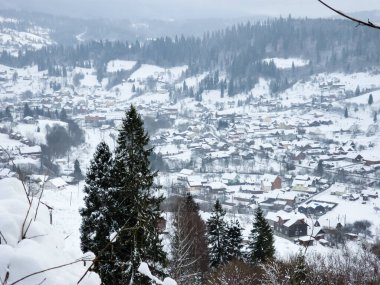 Kışın dağlarda bir köy manzarası