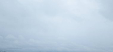 Gökyüzü arka planı çok güzel. Mavi gökyüzü arkaplanındaki beyaz bulut