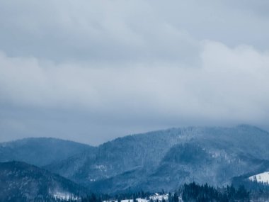 Karla kaplı kış manzarası - dağlarla kaplı