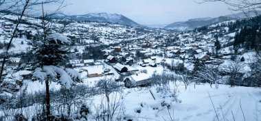 Dağlardaki güzel kış manzarası. Dağlarda kış manzarası.
