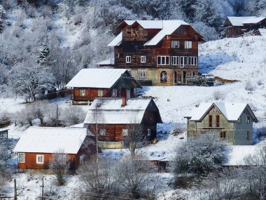 Dağlarda ahşap bir ev