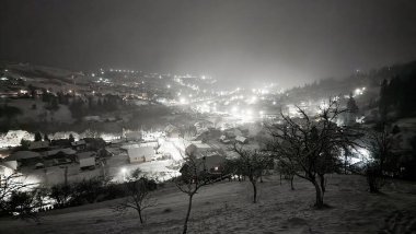 Romanya 'daki köyün gece manzarası