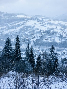 Kış dağı manzarası, karla kaplı dağlar