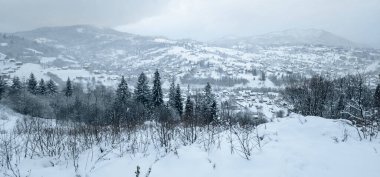 Kışın güzel dağ manzarası