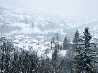 Dağlarda kış manzarası. Karpat Dağları 'ndaki kış köyü