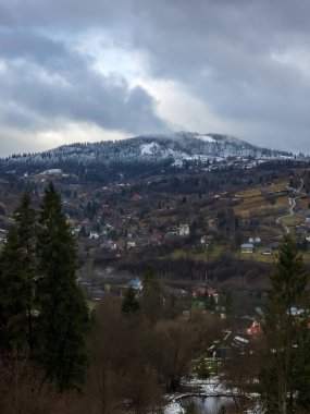 Kış dağlarındaki köy manzarası