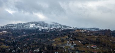 Dağlarda karla kaplı dağ manzarası.