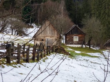 Karda eski ahşap kulübe
