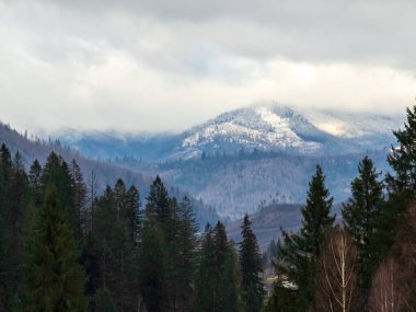 Dağlarda kış manzarası