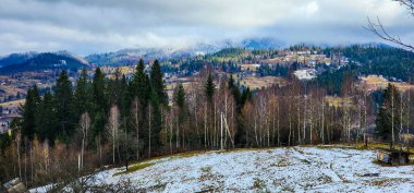 Ormanda karla kaplı dağlarla kaplı güzel kış manzarası