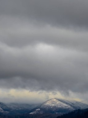 Bir dağ sırasının üzerinde fırtına bulutları