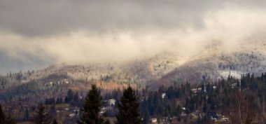 Karlı dağ manzarası