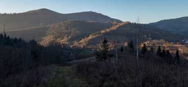 Dağları ve bulutları olan güzel bir manzara