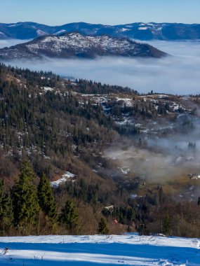 Kışın Karpat dağlarının havadan görünüşü