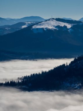 Karla kaplı dağlarla kaplı kış manzarası