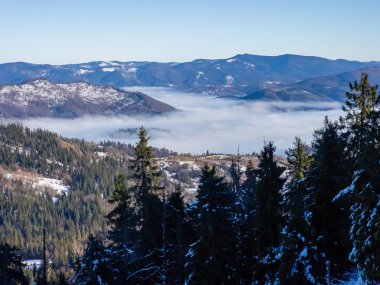 Dağlardaki güzel kış manzarası.