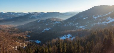 Alplerdeki karlı kış manzarası inanılmaz.