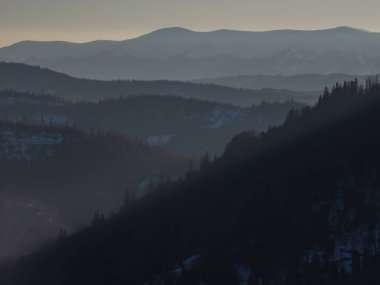 Dağlarda gün batımı, Karpatlar, Ukrayna.