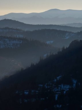 Dağlarda güzel bir gün batımı